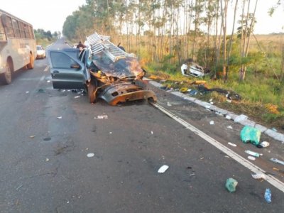 Um dos veculos foi parar fora da pista no acidente (Foto: CB)