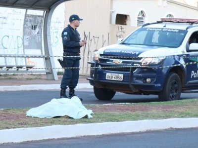 Homem foi morto a tiros na Avenida Jlio de Castilho. (Foto: Henrique Kawaminami)