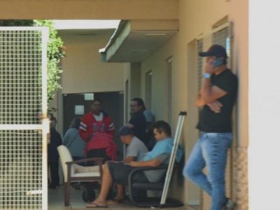 Familiares e amigos na manha desta quinta-feira no velrio de Maurcio (Foto: Henrique Kawaminami)