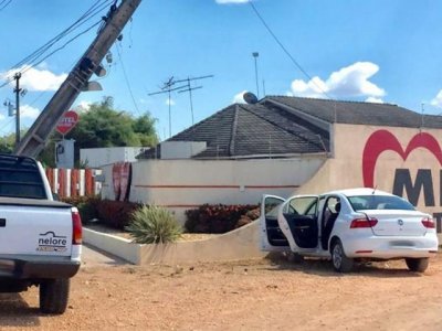 Voyage colidiu em caminhonete e, depois, parou em muro. (Foto: S Notcias/Reproduo)