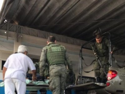 Policiais chegando com o suspeito no hospital. (Foto: Jornal Notcias do Estado)