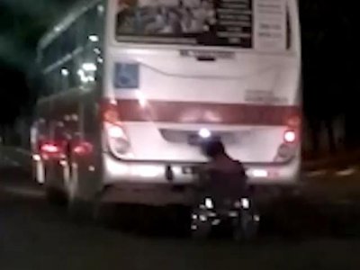 Cadeirante pegou rabeira no nibus na Avenida Afonso Pena. (Foto: Reproduo/Vdeo)