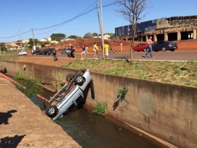 Vrias pessoas pararam para fotografar a situao (Foto: Aletheya Alves)