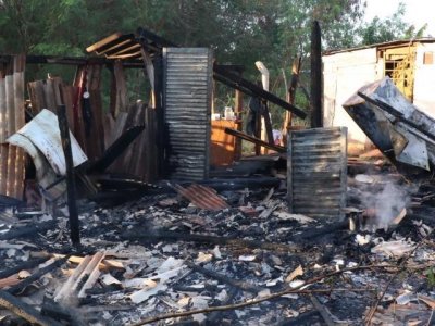 Barracos ficaram totalmente destrudos. (Foto: Henrique Kawaminami)