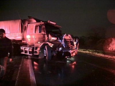 Parte frontal da carreta ficou completamente destruda. (Foto: Nova News)