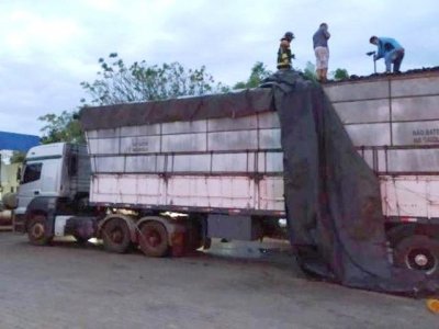 Militares durante o rescaldo das chamas, nesta segunda-feira. (Foto: Nova Notcias)