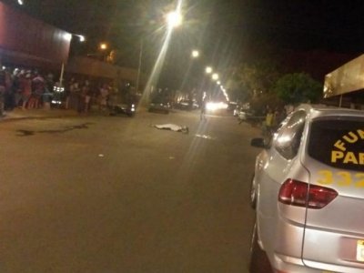 Motociclista foi atropelado por caminho e morreu no local do acidente. (Foto: Direto das Ruas)