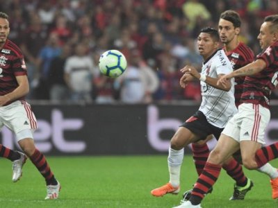 Jogada da partida desta noite pela Copa do Brasil. (Foto: Athletico-PR/FC)