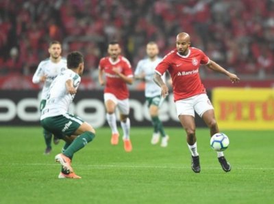 Disputa de bola durante o jogo. (Foto: Ricardo Duarte)