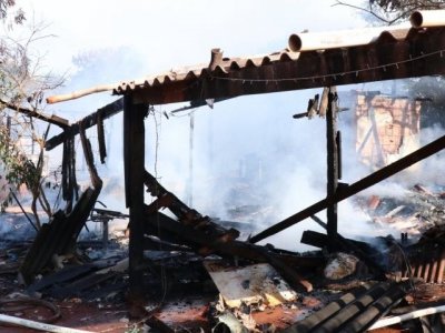 Fogo comeou em uma casa e se alastrou para outra. (Foto: Henrique Kawaminami)