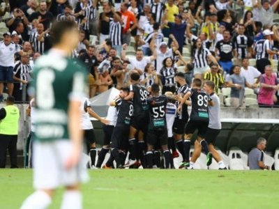 Jogadores do Cear comemoram gol contra o Palmeiras no Castelo (Foto: Divulgao)