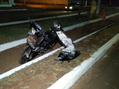 Motocicleta ficou destruda com o impacto (Foto: Adilson Domingos)