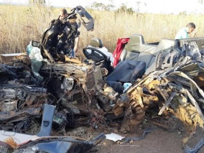 Caminhonete ficou totalmente destruda. (Foto: Divulgao/PRF)