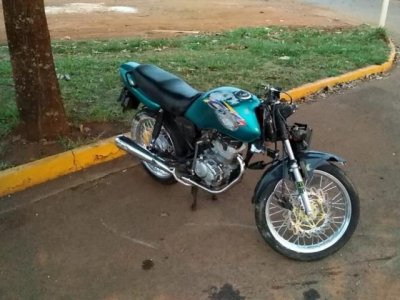 Moto bateu em poste aps motociclista perder controle em rotatria (Foto: Adilson Domingos)