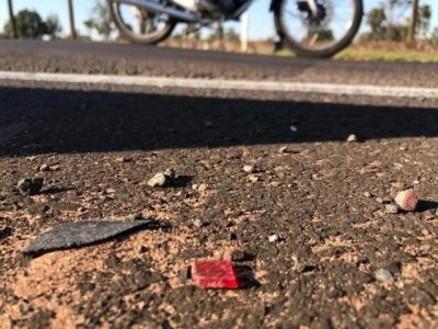 Nesta manh ainda era possvel encontrar pedaos da moto pelo asfalto (Foto: Ronie Cruz)