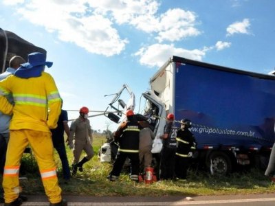 Socorristas atendendo ocorrncia que acabou em morte em rodovia (Foto: Jos Almir Portela/Nova News)