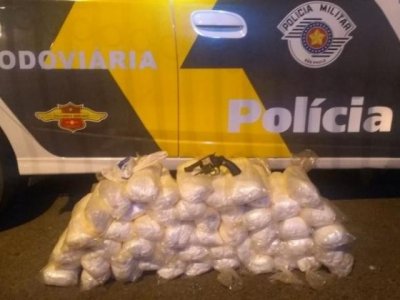 Droga estava dividida em 50 pacotes de um quilos cada. (Foto: Polcia Militar Rodoviria)