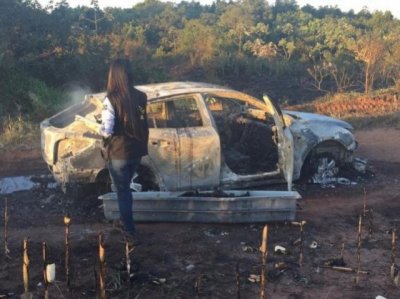 Veculo foi completamente destrudo pelas chamas. (Foto: Por News)