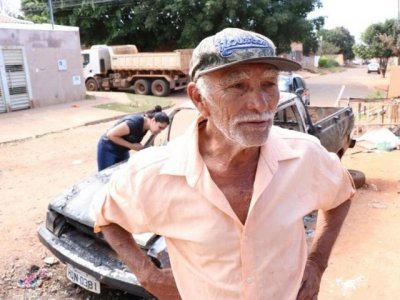 Carro passou por percia na manh desta quarta-feira. (Foto: Henrique Kawaminami)