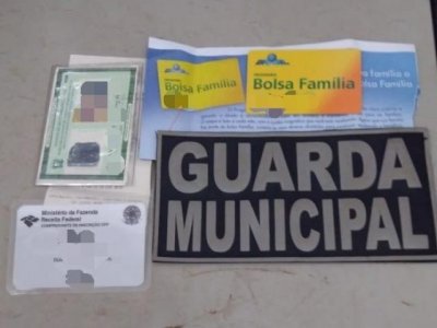 Documentos e o carto do Bolsa Famlia da indgena apreendidos por guardas municipais com o comerciante (Foto: Divulgao)