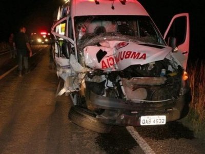 Ambulncia ficou com a frente destruda (Foto: O Correio News)