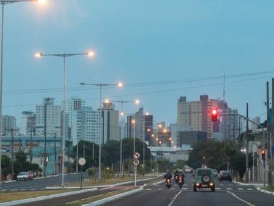 Tera-feira amanheceu com cu parcialmente nublado em Campo Grande. (Foto: Henrique Kawaminami)