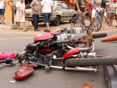 Motocicleta destruda aps impacto com veculo Del Rey (Foto: Henrique Kawaminami)