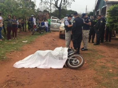 Motociclista foi executado em rua de terra no bairro Defensores Del Chaco, em Pedro Juan (Foto: Por News)