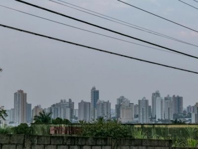 Campo Grande amanheceu com cu nublado nesta tera-feira. (Foto: Henrique Kawaminami)