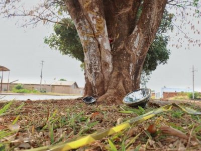 Motociclista morreu aps bater em rvore no canteiro. (Foto: Henrique Kawaminami)