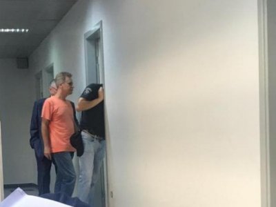 Eder chegando a sala de videoconferncia do frum nesta tarde (Foto: Liniker Ribeiro)