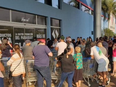 Clientes na fila esperando abertura de shopping de importados s 7h de hoje, em Pedro Juan Caballero (Foto: Mbykymi Notcias)