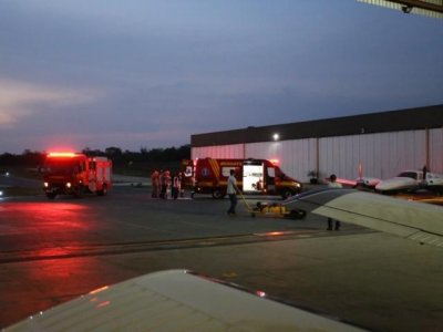 Bombeiros socorrem vtimas de acidente no Aeroporto Santa Maria (Paulo Francis)