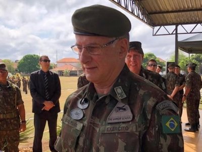 Coronel Edson Leal Pujol acompanhou formatura no Campo de Parada do CMO (Foto: Jones Mrio)