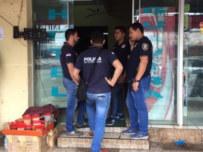 Policiais paraguaios na entrada de hotel onde nove foram presos hoje, em Pedro Juan Caballero (Foto: Por News)