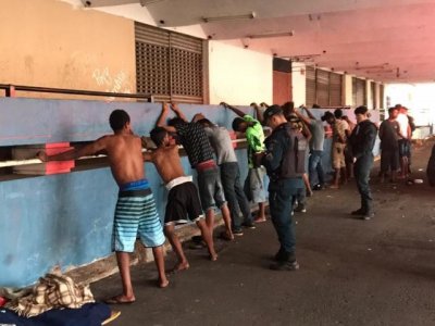 Policiais abordam diversas pessoas na antiga rodoviria de Campo Grande (Foto: Liniker Ribeiro)