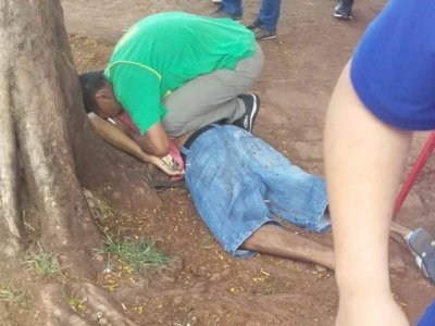 Adolescente chora sobre o corpo de rapaz executado  - Foto: Direto das Ruas