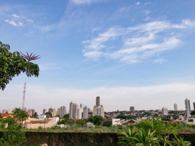 Campo Grande amanheceu com cu claro neste sbado. (Foto: Henrique Kawaminami)