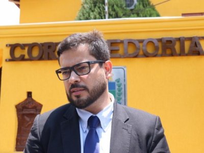 Advogado do PM, Thiago Pereira Gomes, acompanhou cliente em depoimento e deu entrevista em frente  Corregedoria (Foto: Henrique Kawaminami)