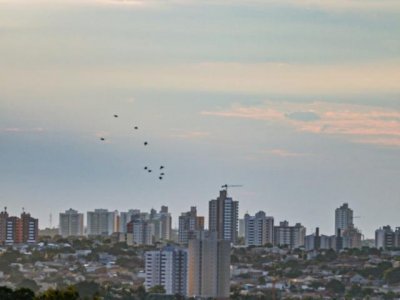 Amanhecer desta tera-feira na regio central de Campo Grande. (Foto: Marcus Maluf)