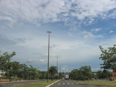 Temperatura mxima poder chegar aos 32C em Campo Grande. (Foto: Marcos Maluf)