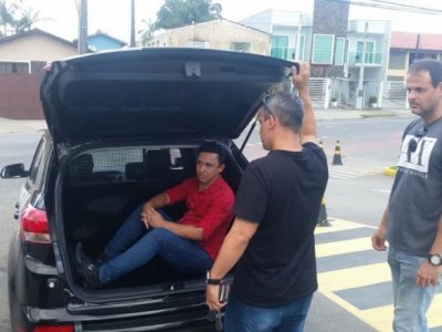 No camburo, Eurico dos Santos Mota, mais um alvo da Operao Omert preso (Foto: Direto das Ruas)