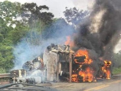 Carreta que tombou em acidente foi destruda pelo fogo (Foto: O Correio News)