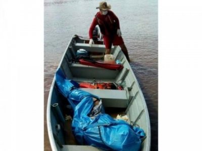 Corpo de vtima em barco logo depois de ser tirado do rio por militares. (Foto: Portal A Nativa)