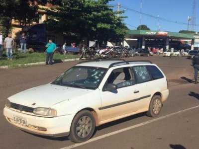 Carro com placas de Ponta Por foi crivado por tiros de pistola 9 mm (Foto: Por News)