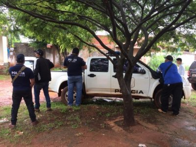 Policiais paraguaios na casa onde trs suspeitos foram presos (Foto: Por News)
