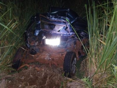 Carro parou s margens da rodovia e ficou totalmente destrudo. (Foto: Jornal da Nova)