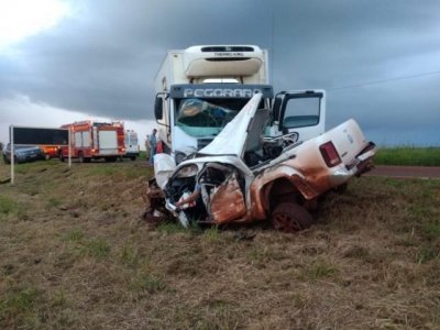 Condutor da camionete morreu no local. (Foto: Corpo de Bombeiros)