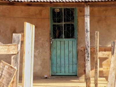 Vidro da porta foi quebrado pelos atiradores. (Foto: Henrique Kawaminami)