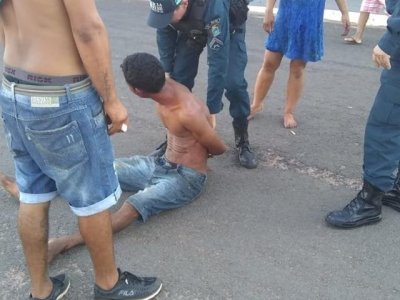 Homem foi preso em flagrante e levado  delegacia (Foto: Alfredo Neto/JP News)